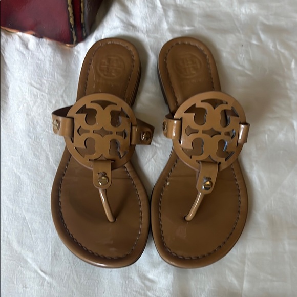 Tory Burch Miller Sandal Thong Patent Calf Leather Sandals Tan - Picture 2 of 11